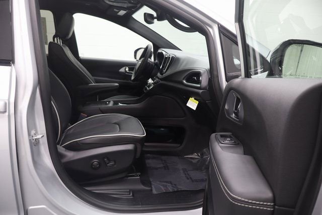 New 2026 Chrysler Pacifica Limited w/ S Appearance Package image 14