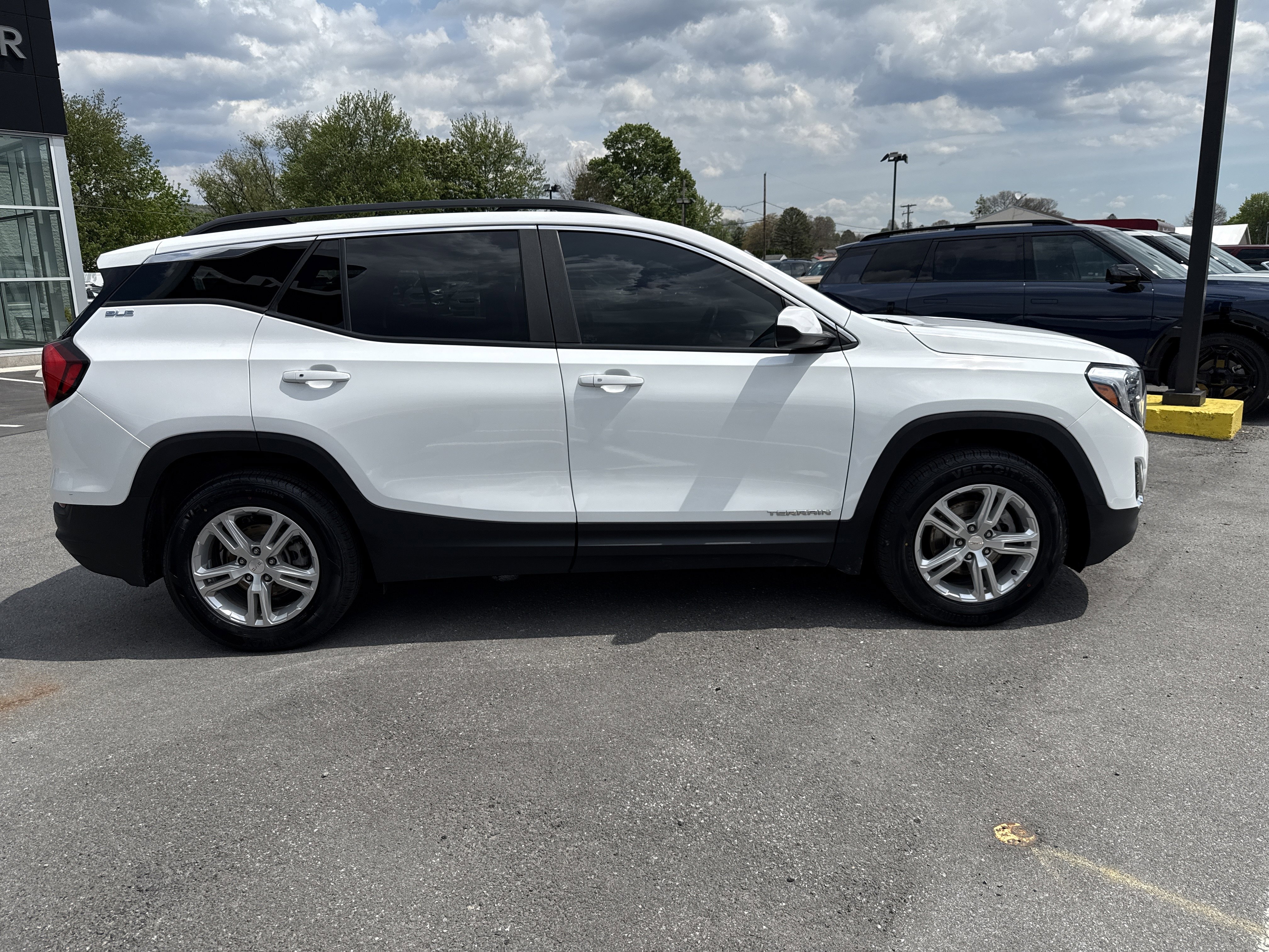 Used 2021 GMC Terrain SLE w/ Driver Convenience Package FWD image 2