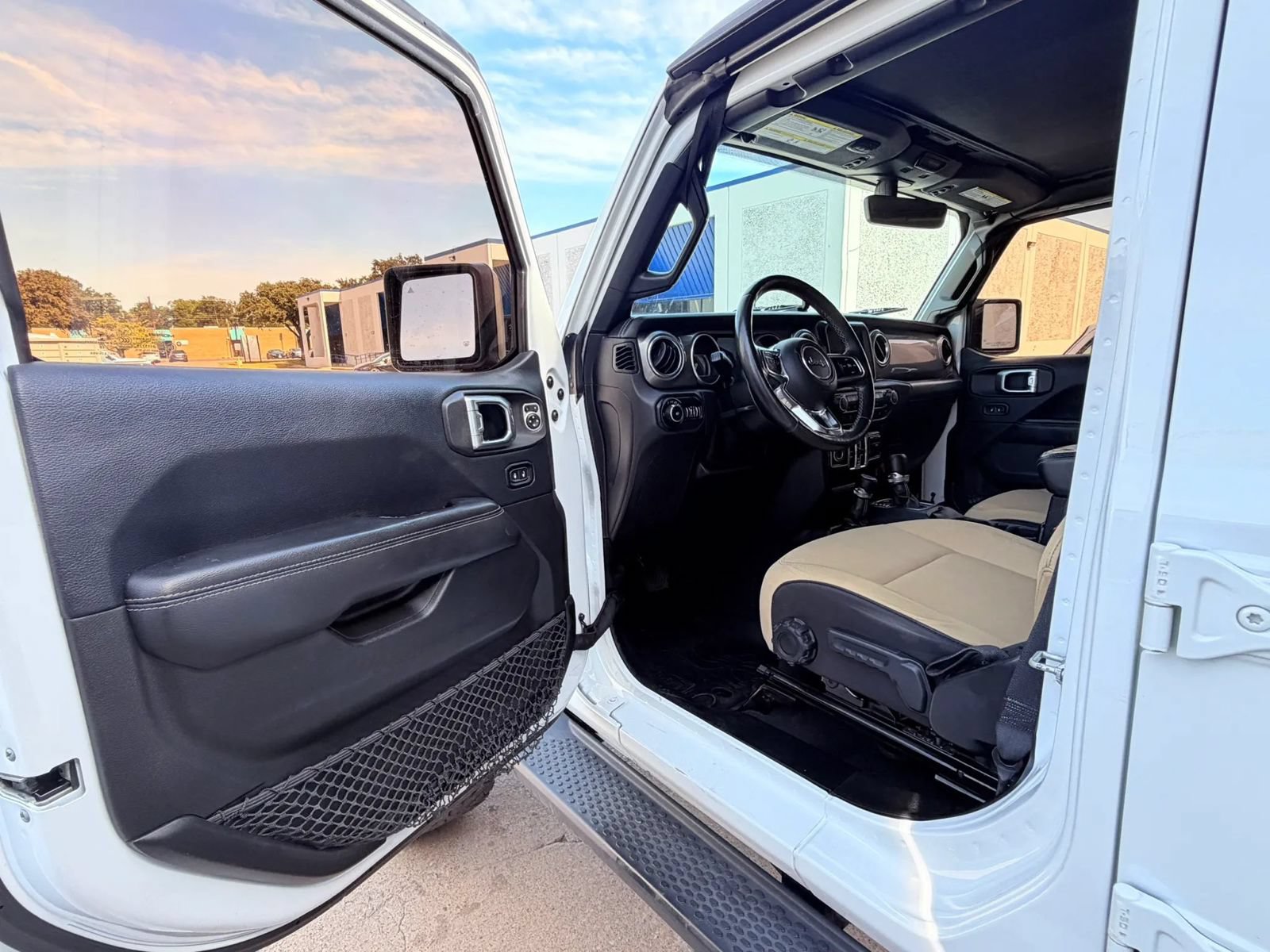 Used 2018 Jeep Wrangler Unlimited Sahara AWD/4WD image 9