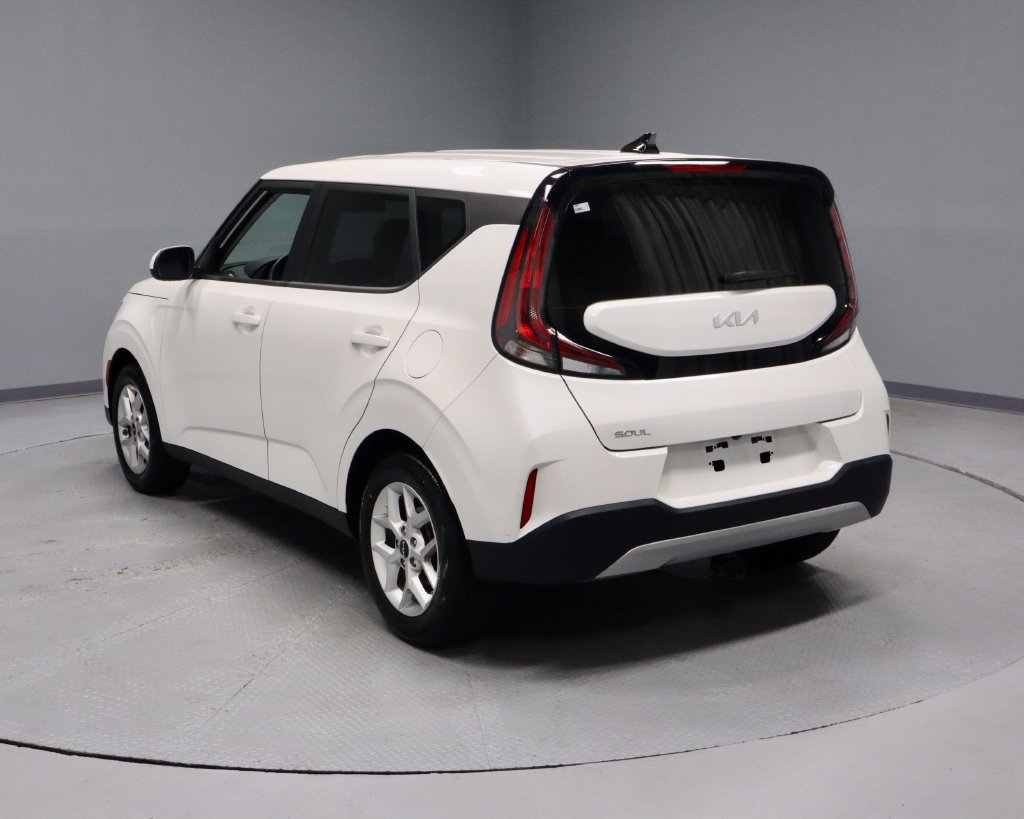 Used 2023 Kia Soul LX w/ LX Technology Package FWD image 8