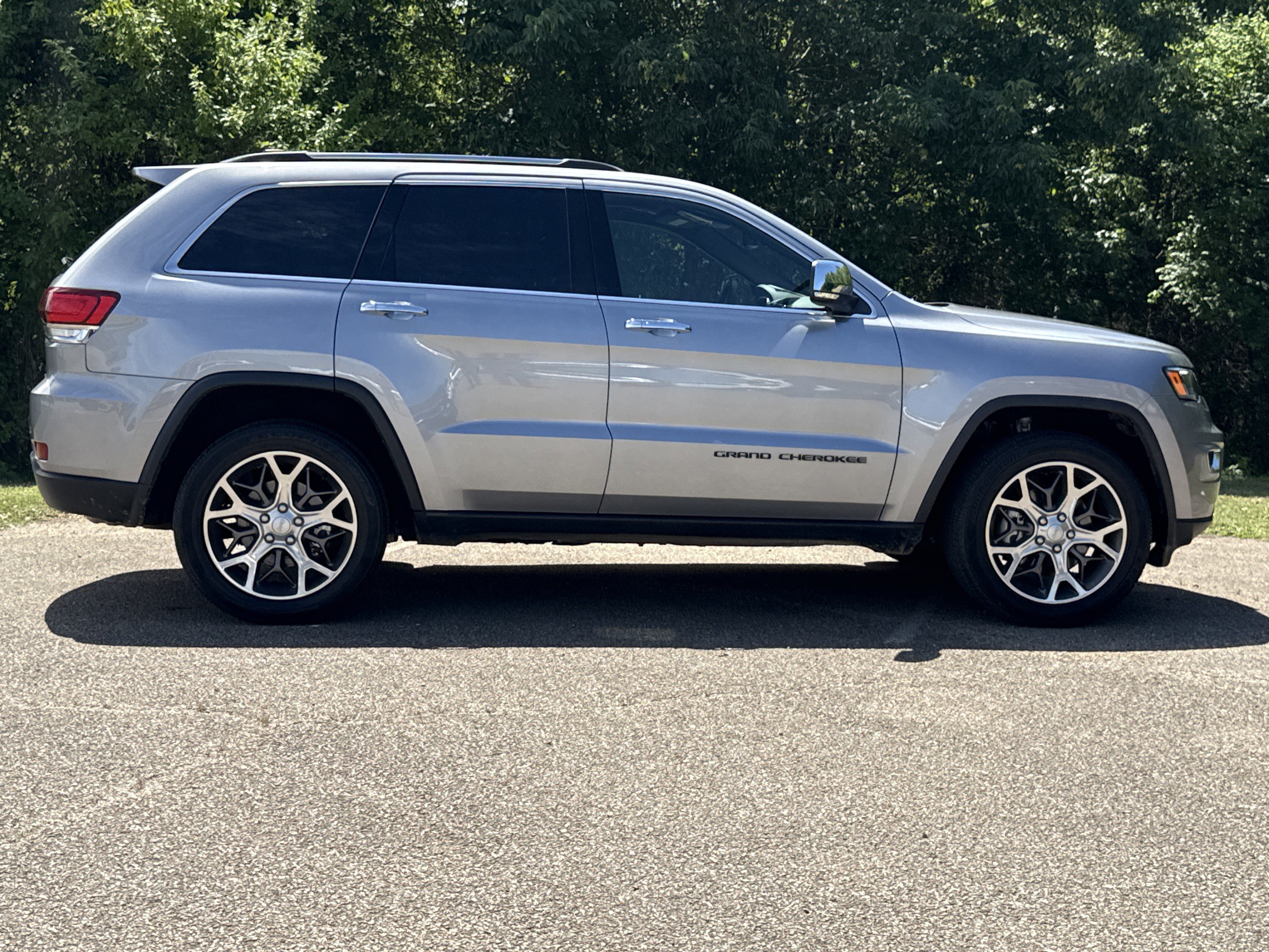 Used 2021 Jeep Grand Cherokee Limited w/ Luxury Group II image 25