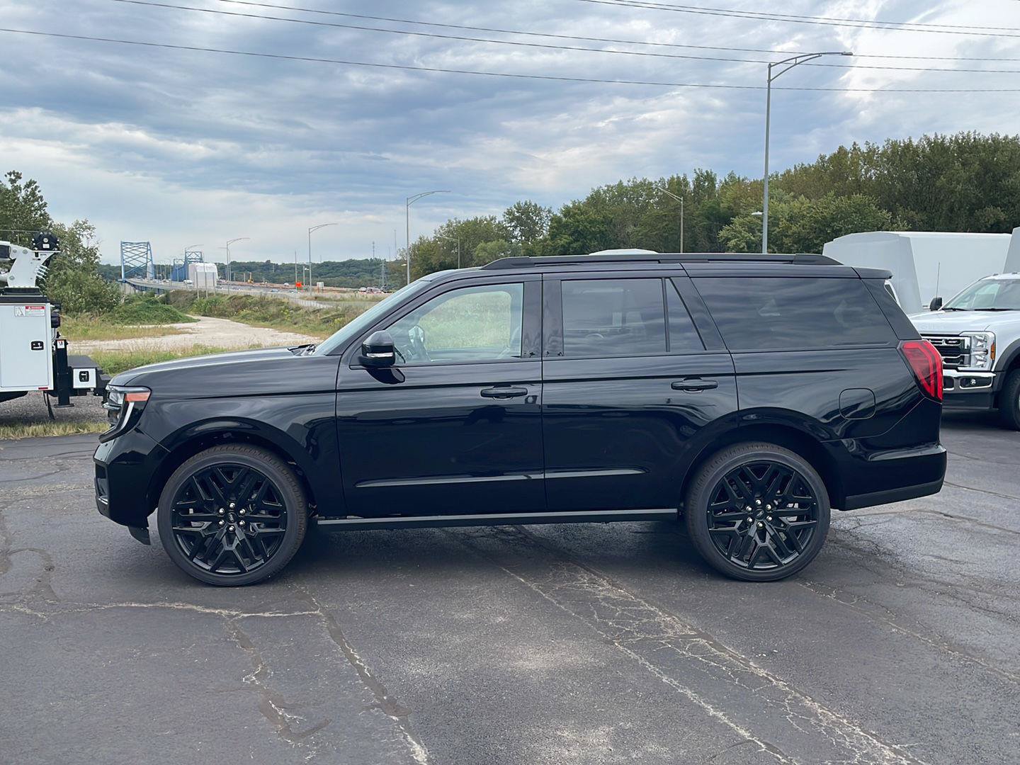 New 2027 Ford Expedition Platinum w/ Stealth Performance Package AWD/4WD image 2