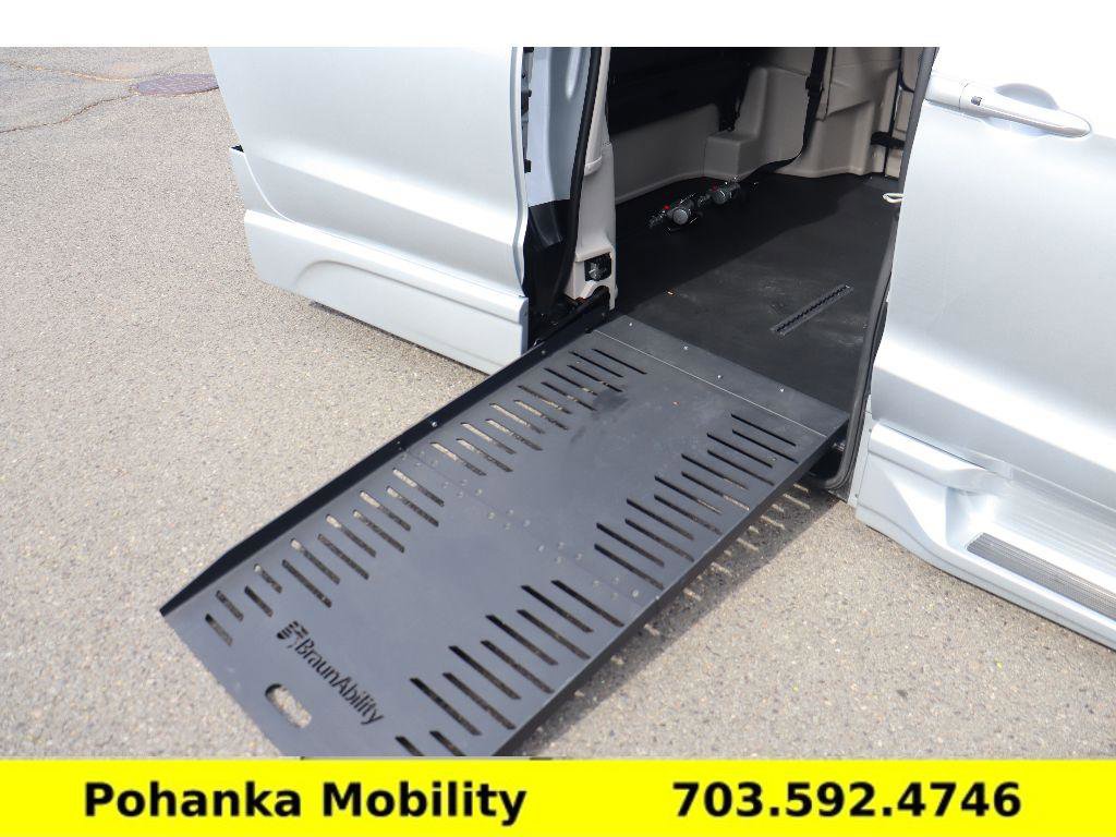 Used 2023 Chrysler Voyager LX image 4