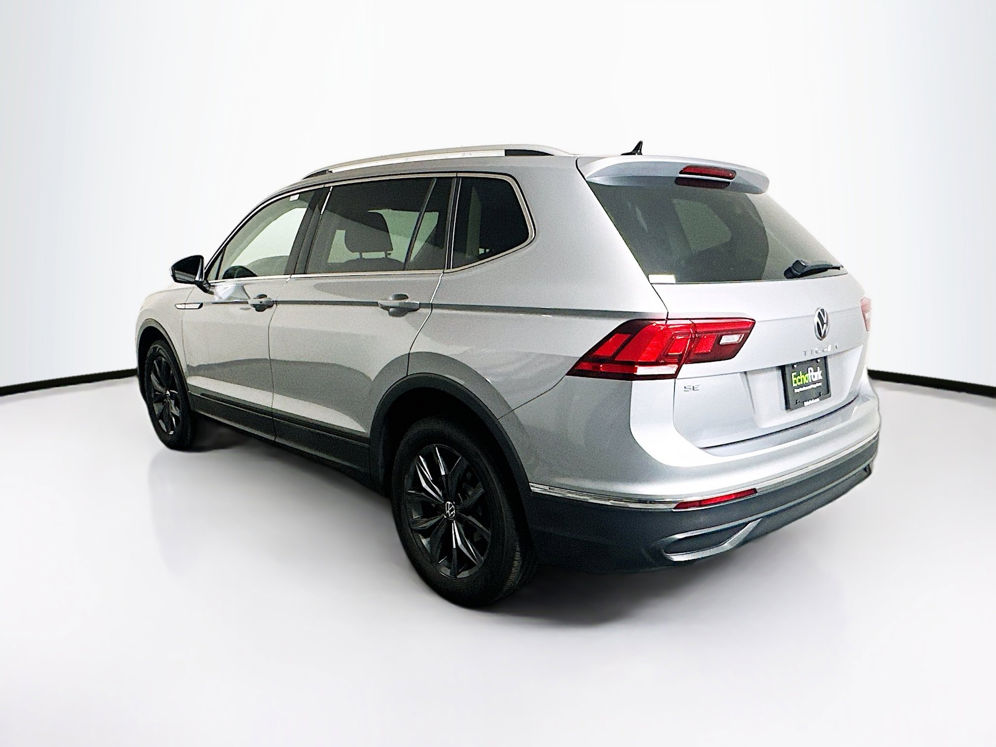 Used 2022 Volkswagen Tiguan SE w/ Panoramic Sunroof Package image 5