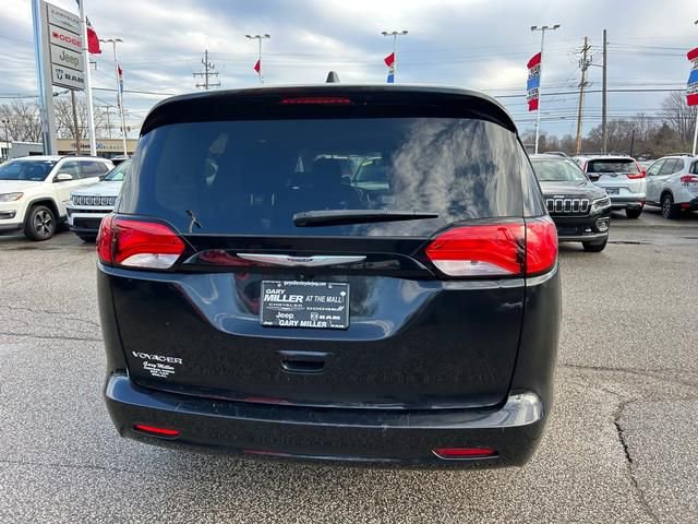 Used 2022 Chrysler Voyager LX image 4