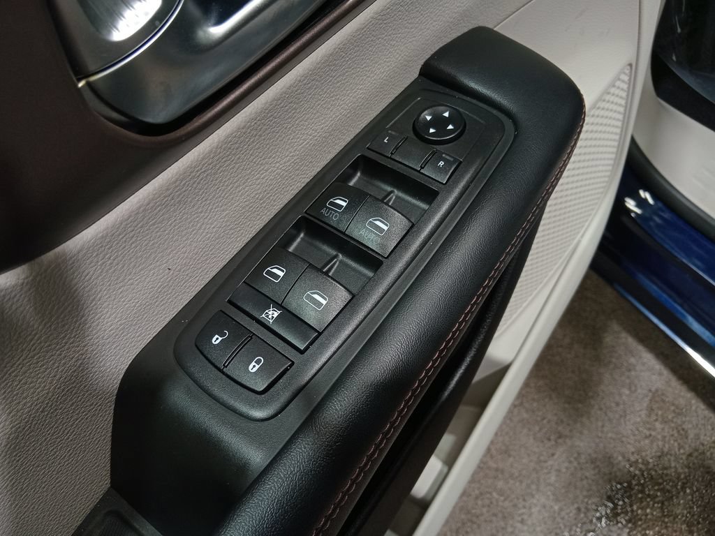Used 2019 Chrysler Pacifica Touring Plus w/ Tire & Wheel Group FWD image 18
