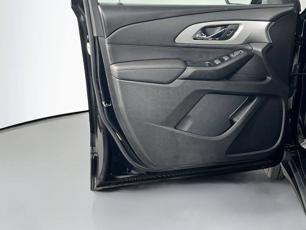 Used 2023 Chevrolet Traverse LT w/ LPO, Floor Liner Package FWD image 17