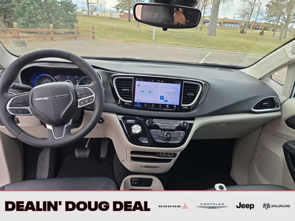 Used 2024 Chrysler Pacifica Touring-L FWD image 12