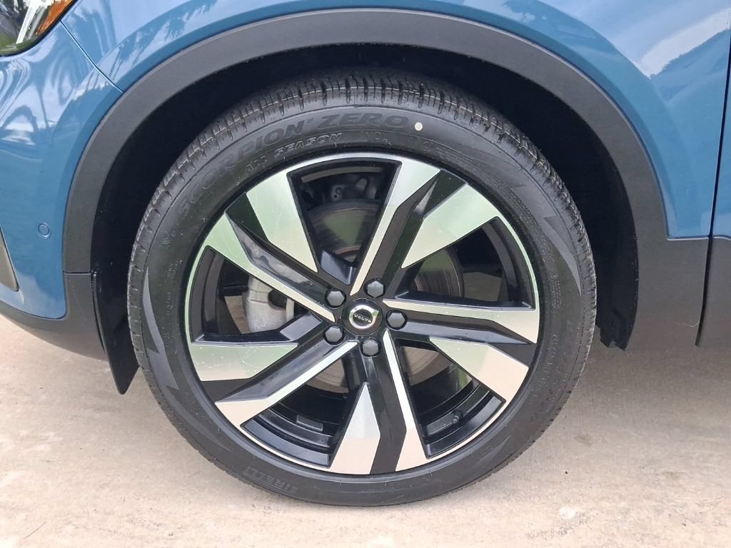 Used 2023 Volvo XC40 B4 Plus w/ Driver Assist Package FWD image 3