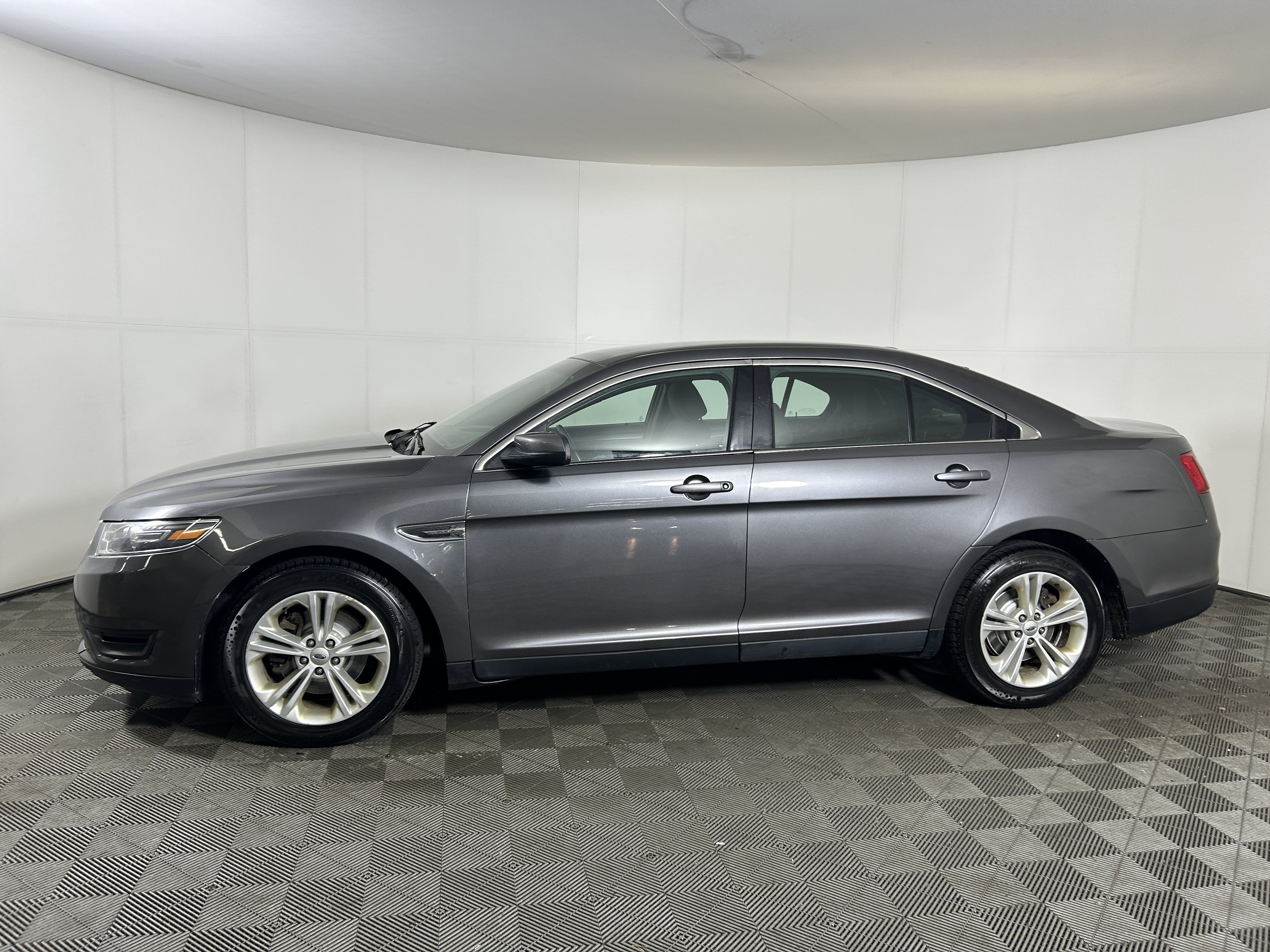 Used 2015 Ford Taurus SEL AWD/4WD image 2