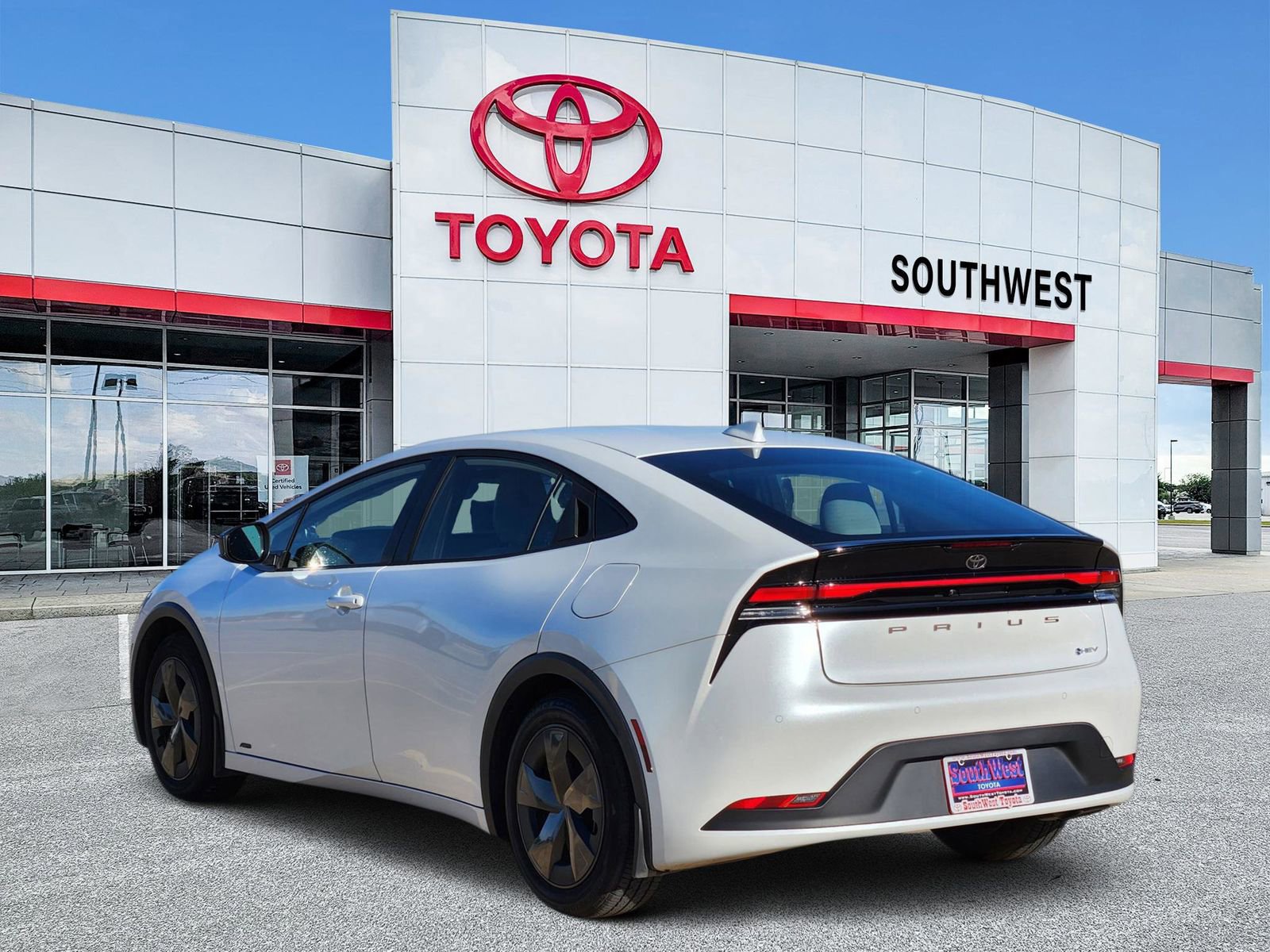 Used 2024 Toyota Prius LE image 4