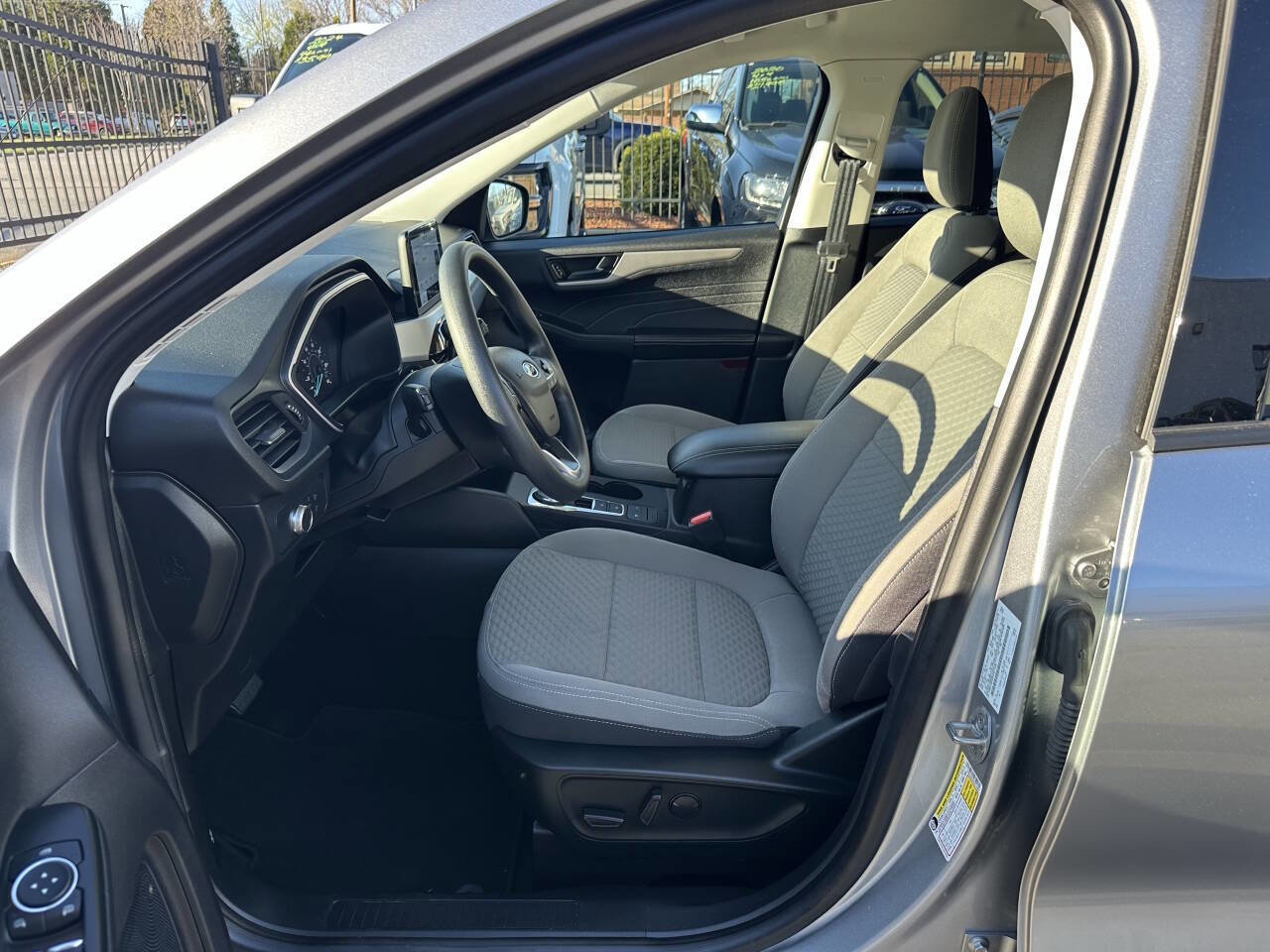 Used 2022 Ford Escape SE image 11