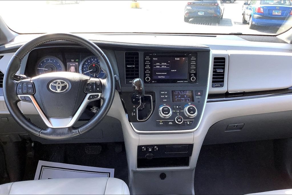 Used 2020 Toyota Sienna XLE FWD image 18