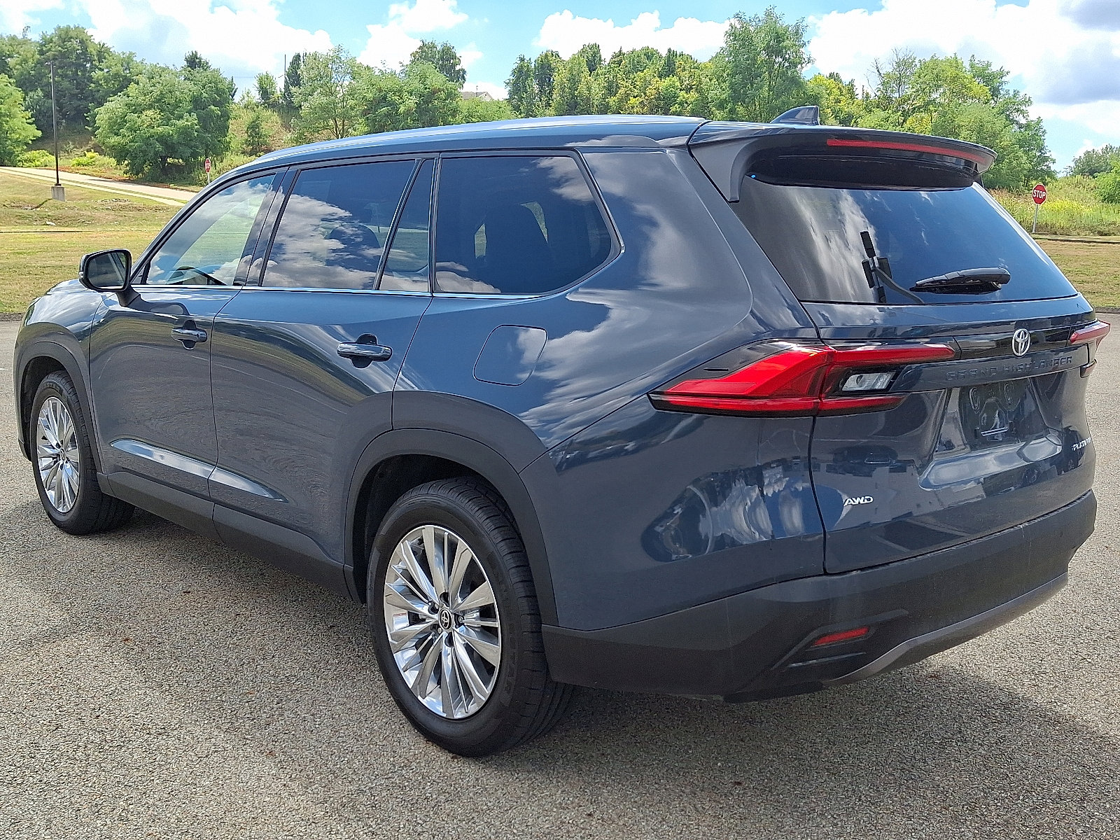 Used 2024 Toyota Grand Highlander AWD image 4