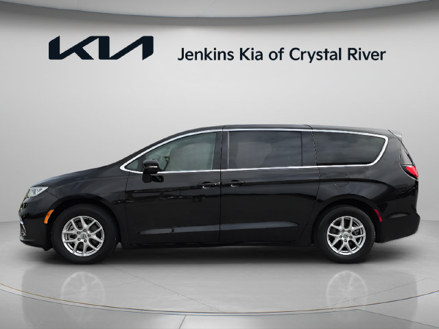 Used 2024 Chrysler Pacifica Touring-L FWD image 13