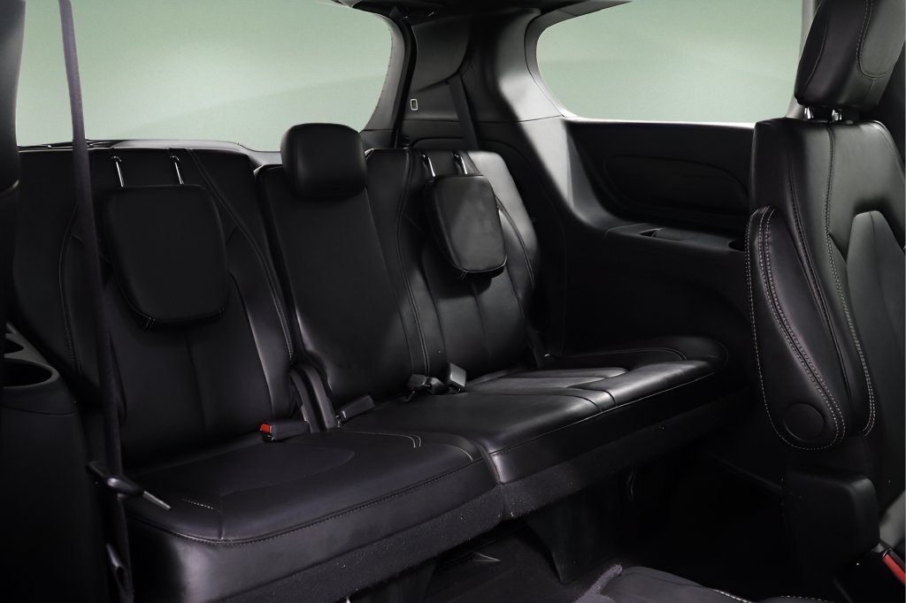 Certified 2025 Chrysler Pacifica Select FWD image 17