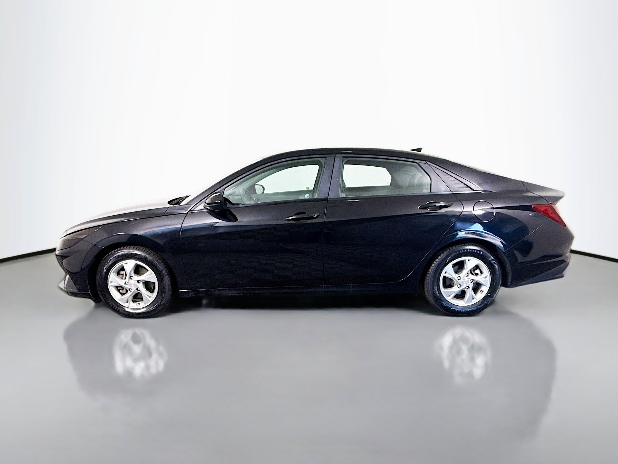 Used 2023 Hyundai Elantra SE w/ Cargo Package image 6