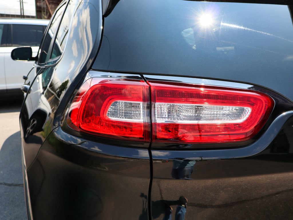 Used 2018 Jeep Cherokee Limited AWD/4WD image 8
