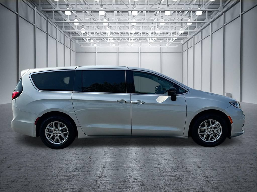 Used 2024 Chrysler Pacifica Touring-L FWD image 10