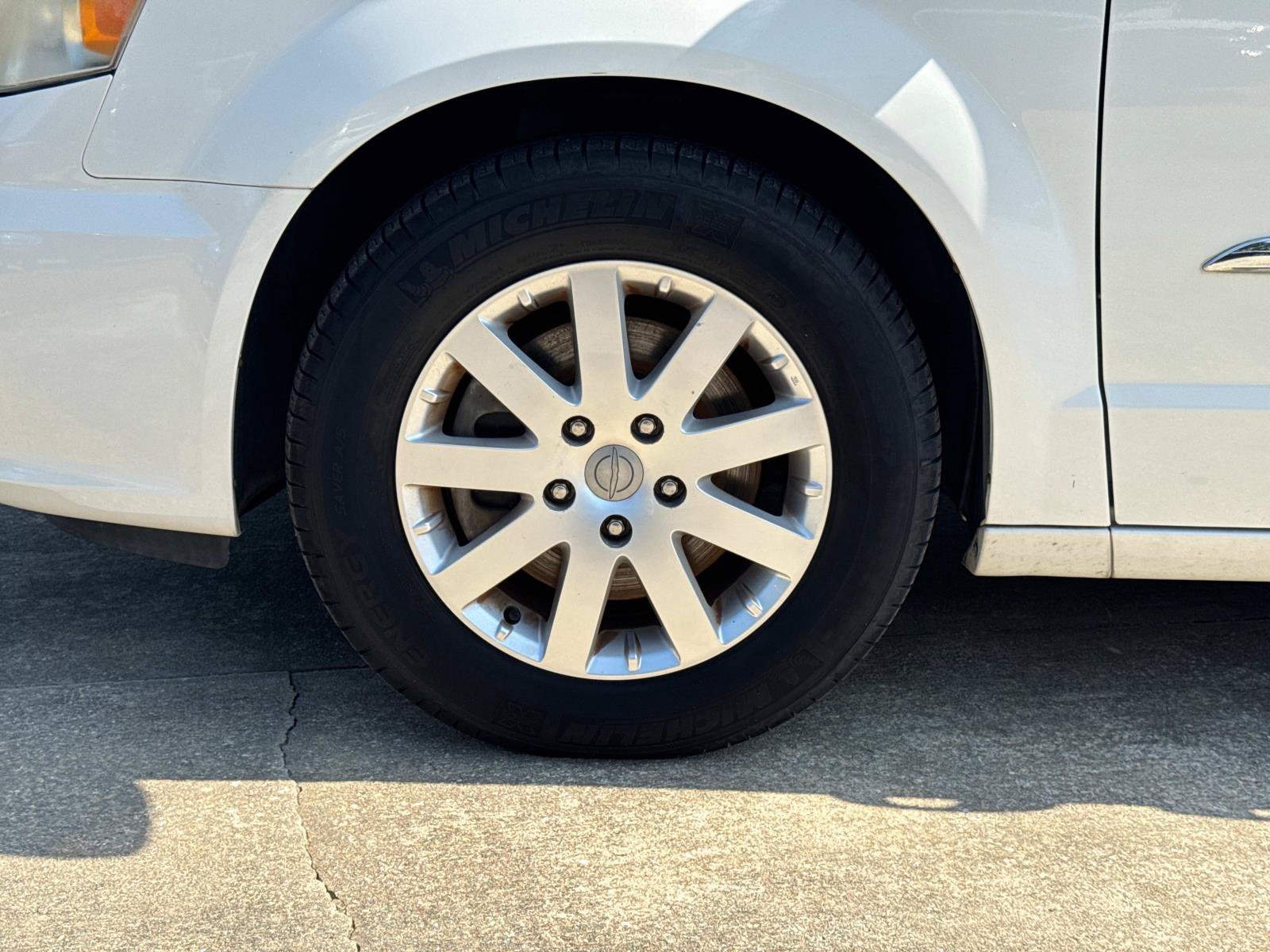 Used 2013 Chrysler Town & Country Touring FWD image 10