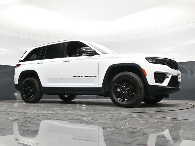 Used 2025 Jeep Grand Cherokee Altitude AWD/4WD image 53