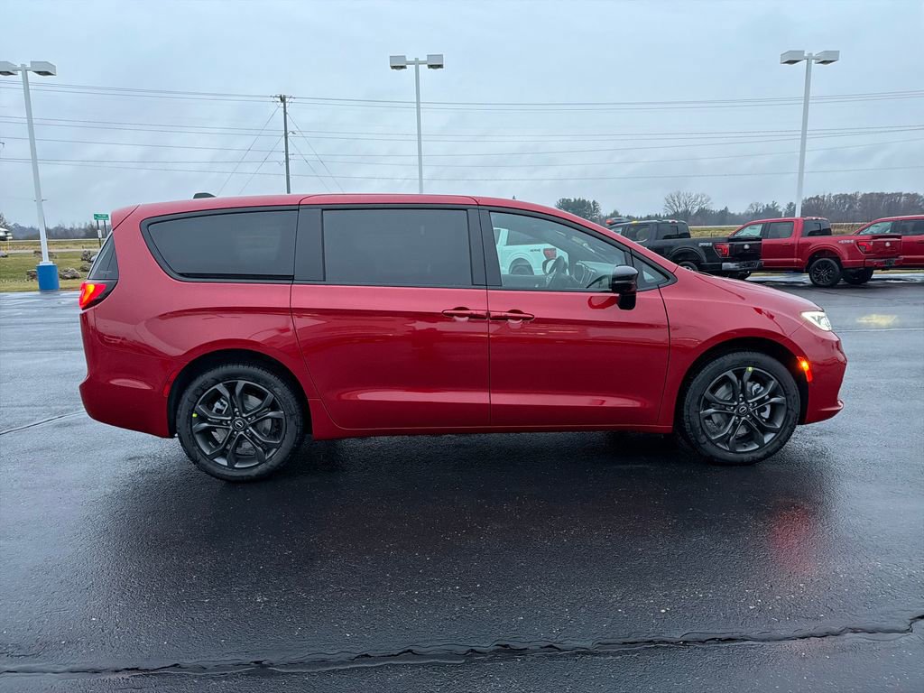 New 2026 Chrysler Pacifica Select image 6