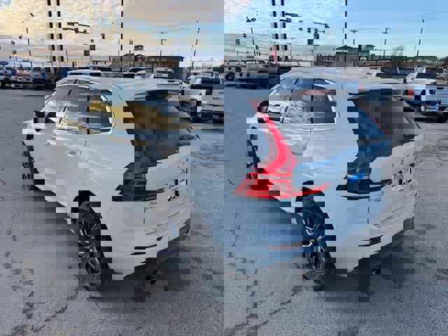 Used 2020 Volvo XC60 T5 Momentum image 3