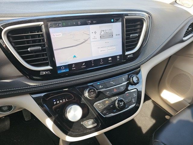 Used 2024 Chrysler Pacifica Select image 22