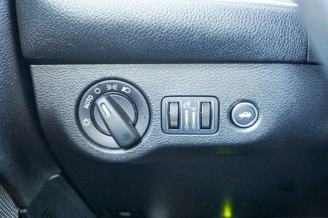 Used 2016 Dodge Challenger SXT image 21