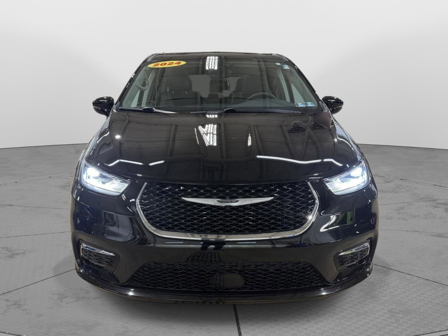 Used 2024 Chrysler Pacifica Limited image 5