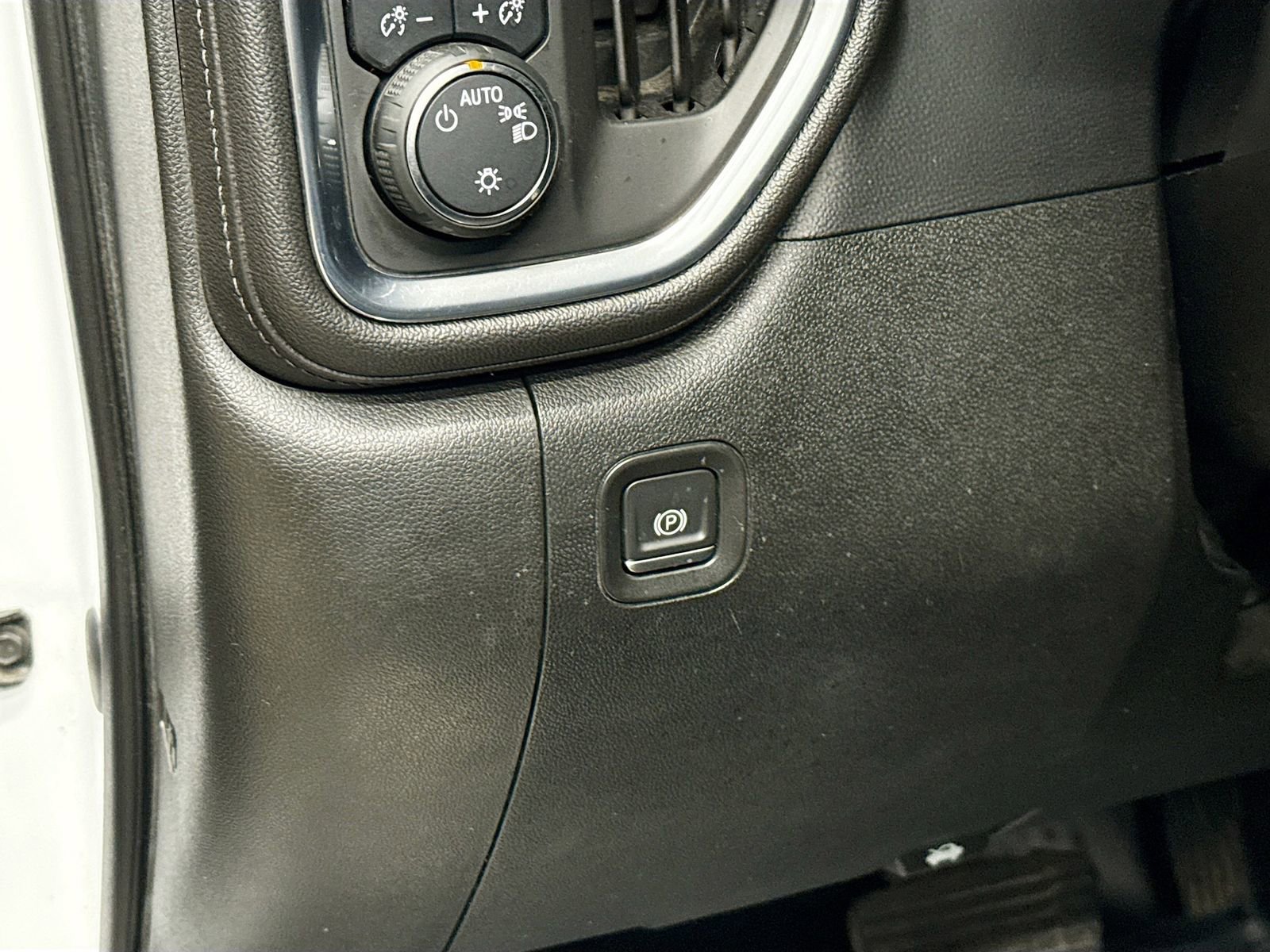 Used 2020 Chevrolet Silverado 1500 LT image 11