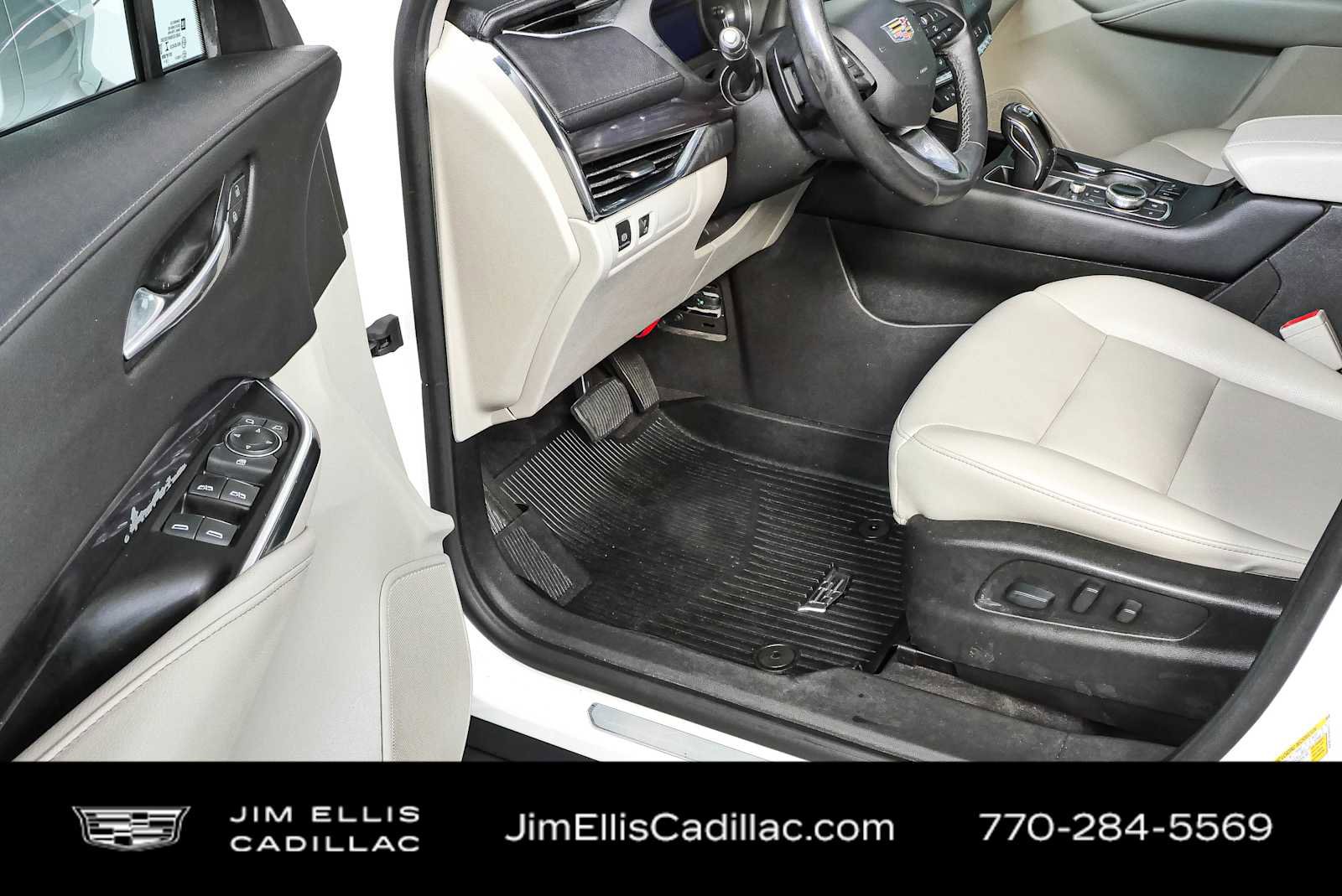 Used 2019 Cadillac XT4 Luxury w/ Cold Weather Package FWD image 7