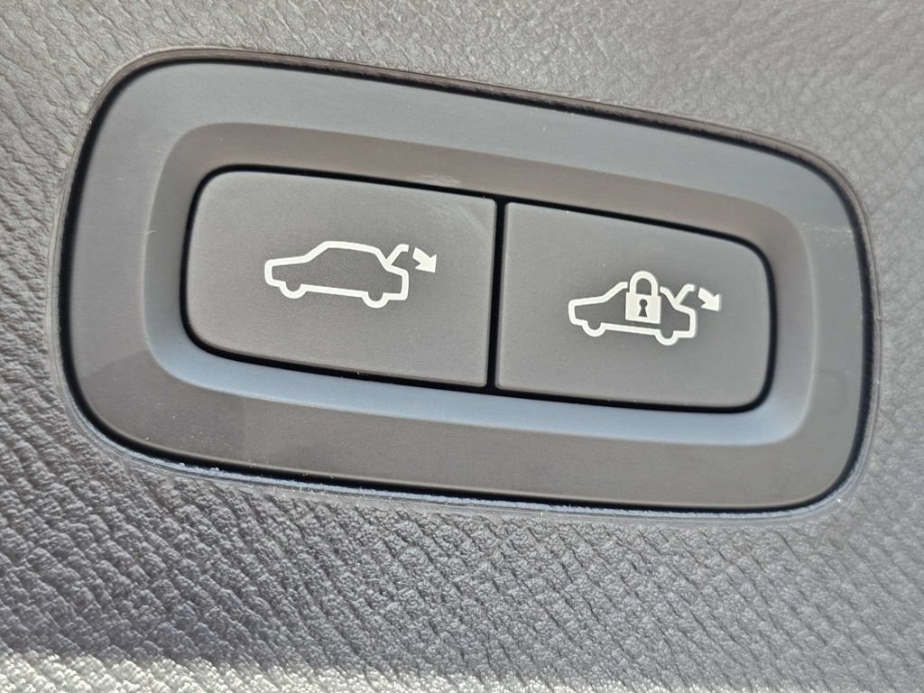 Certified 2025 Volvo XC90 B5 Plus AWD/4WD image 13