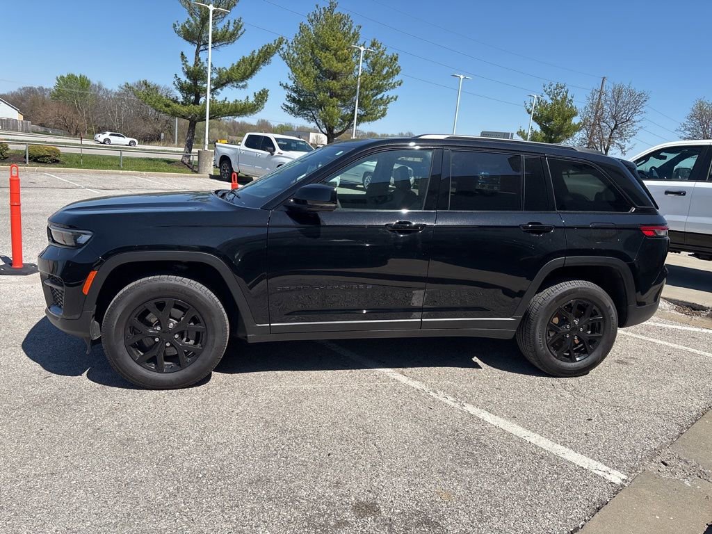 Used 2025 Jeep Grand Cherokee Altitude image 12