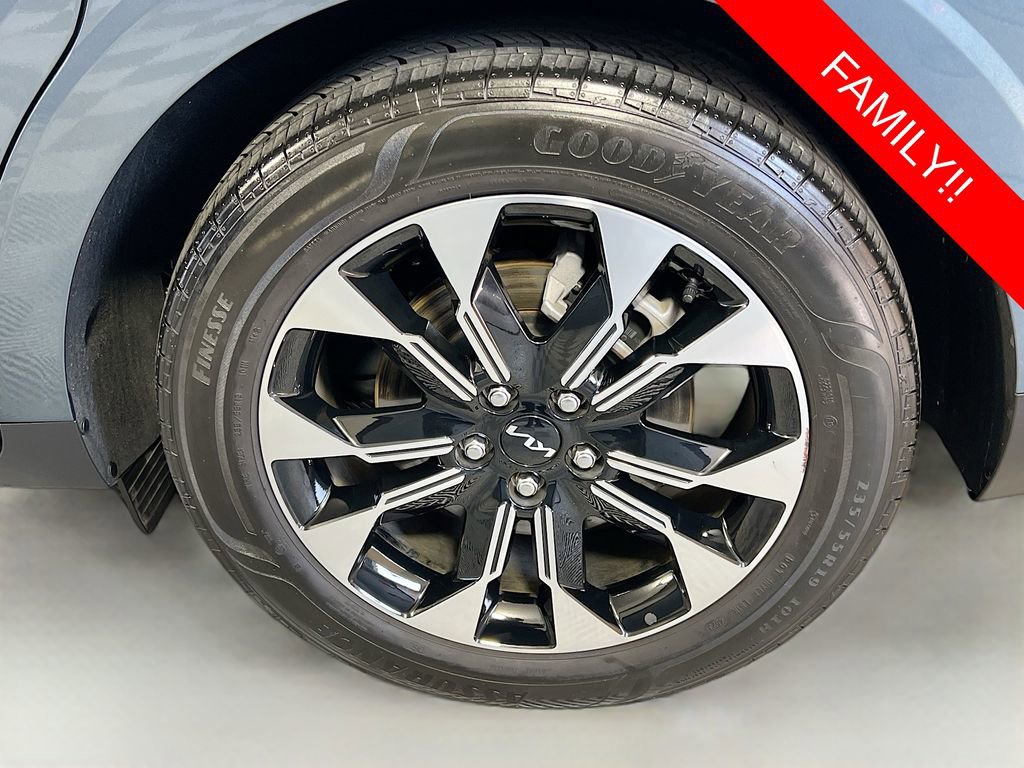 Certified 2024 Kia Carnival EX image 33