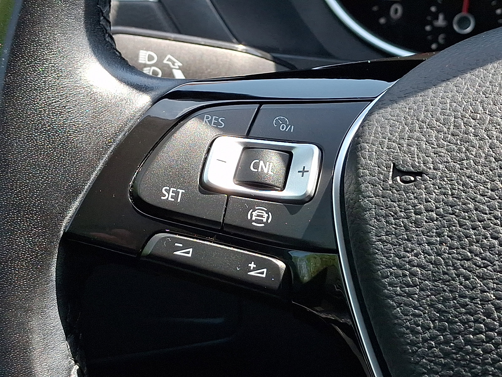 Used 2019 Volkswagen Tiguan SE w/ Panoramic Sunroof Package AWD/4WD image 22