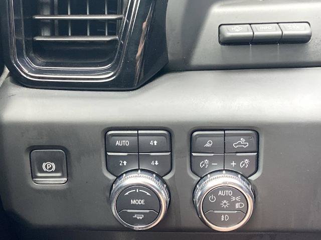 Used 2025 GMC Sierra 1500 AT4 w/ Technology Package AWD/4WD image 14