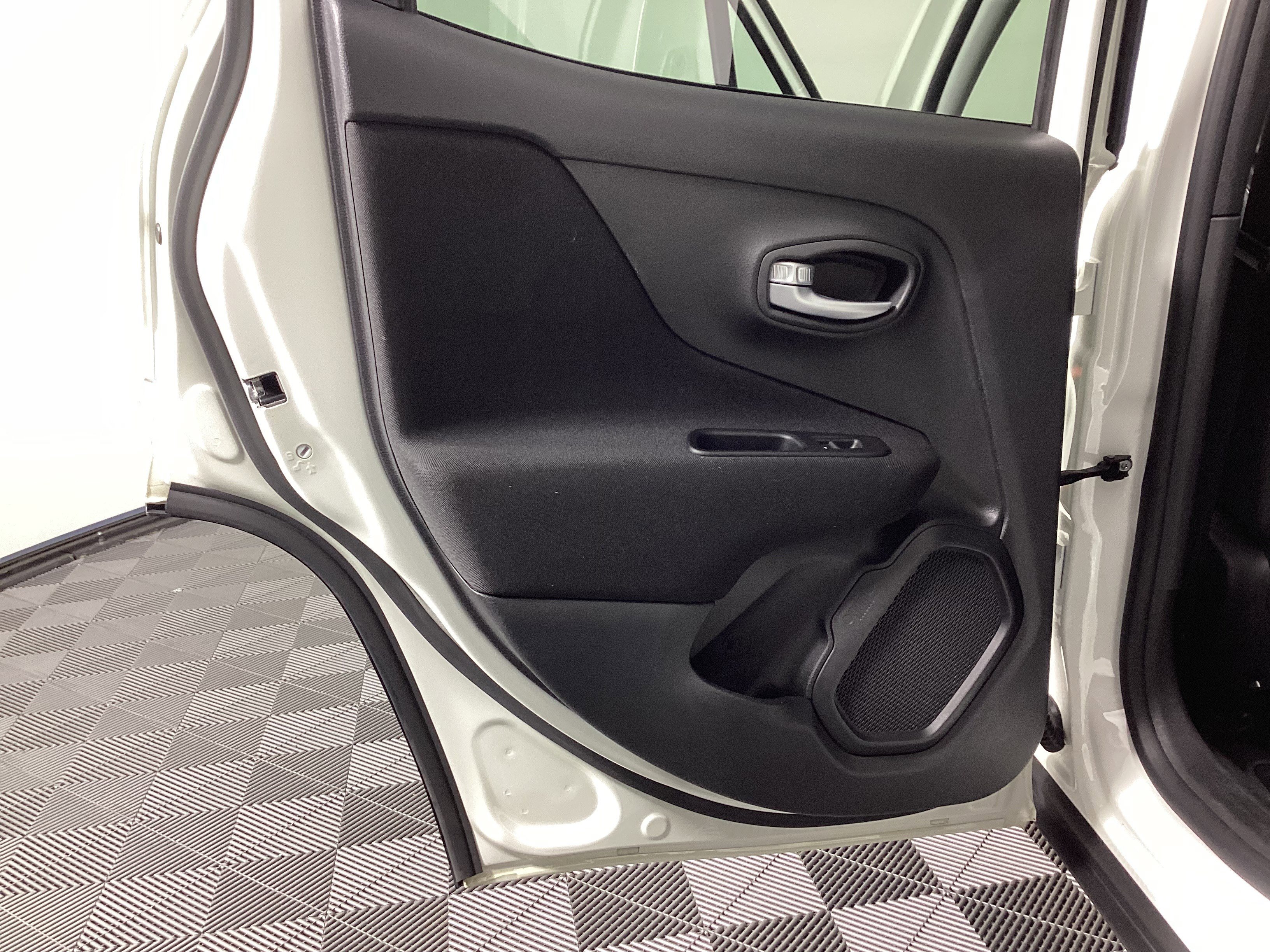 Used 2020 Jeep Renegade Latitude image 28