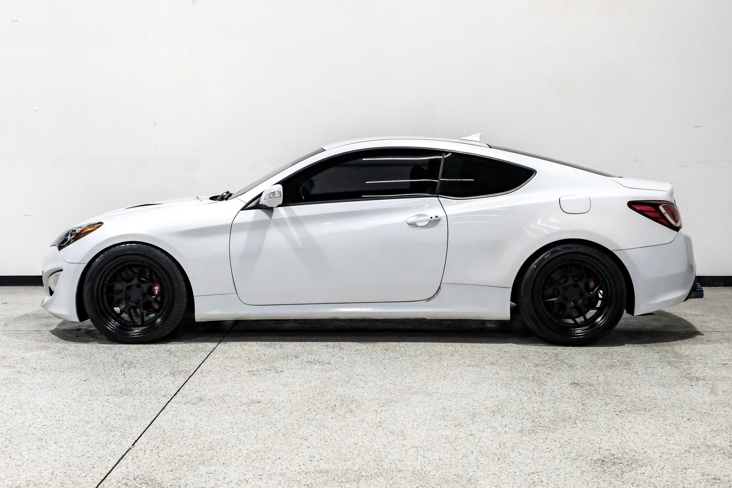 Used 2016 Hyundai Genesis Coupe 3.8 image 9