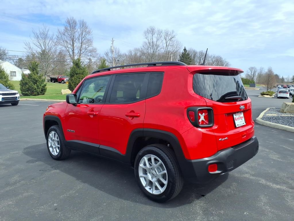 Used 2022 Jeep Renegade Latitude w/ Convenience Group AWD/4WD image 3