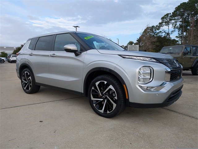 Used 2024 Mitsubishi Outlander SE image 2