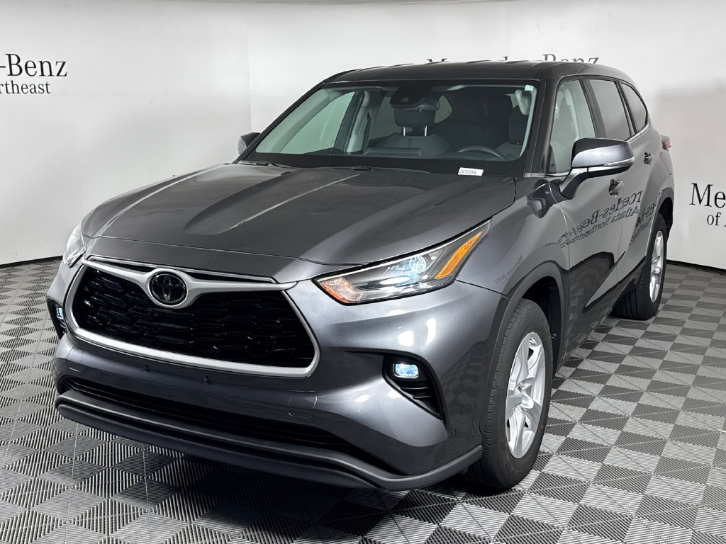 Used 2023 Toyota Highlander LE FWD image 3