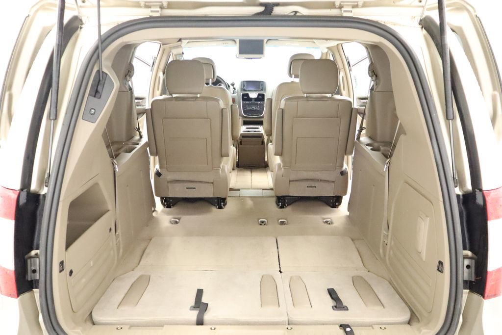 Used 2014 Chrysler Town & Country Touring FWD image 36