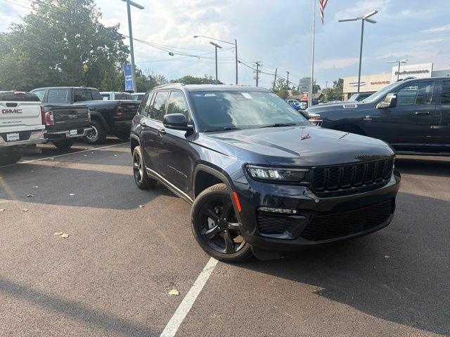 Used 2023 Jeep Grand Cherokee Limited w/ Black Appearance Package AWD/4WD image 3
