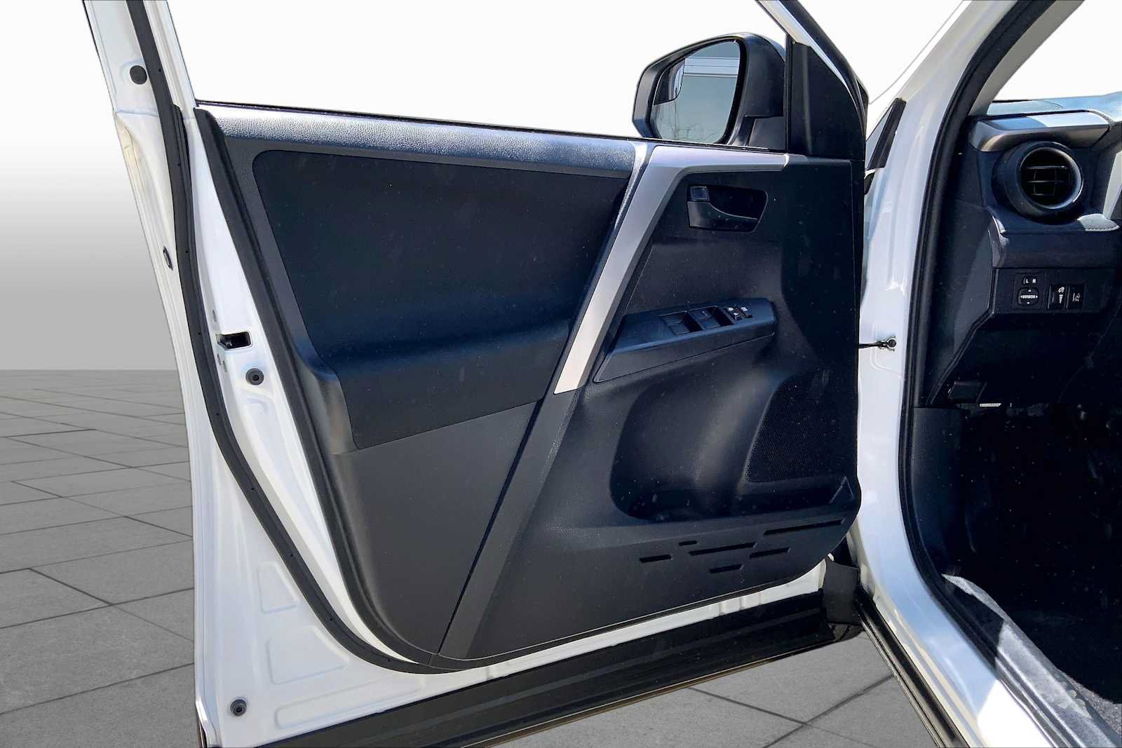 Used 2018 Toyota RAV4 LE AWD/4WD image 20