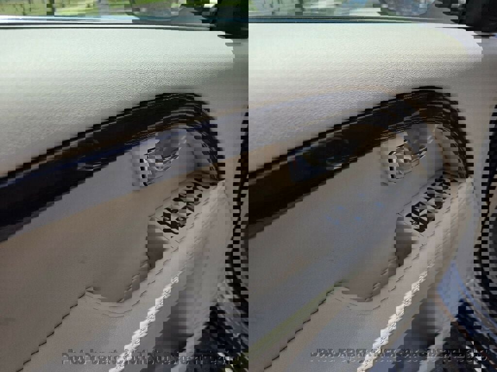 Used 2015 Volvo XC70 T5 Premier w/ Proximity Package FWD image 23