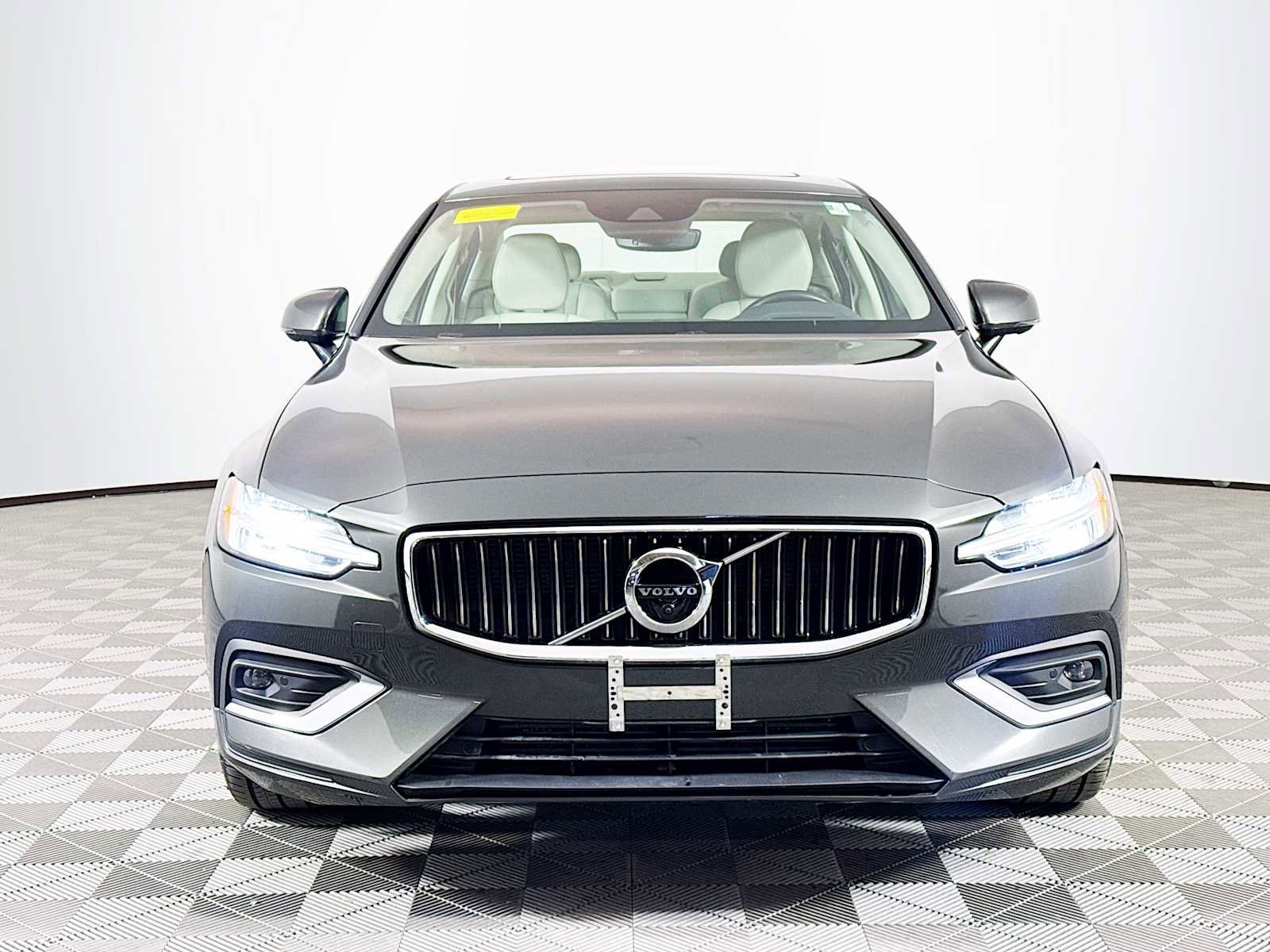 Used 2021 Volvo S60 T5 Inscription image 2