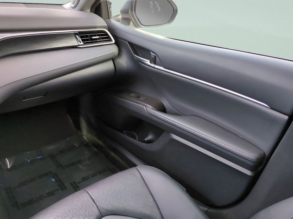 Used 2022 Toyota Camry XLE w/ Navigation Upgrade Package image 16