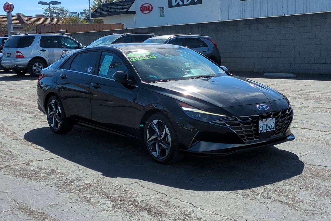 Used 2022 Hyundai Elantra Limited w/ Cargo Package image 3