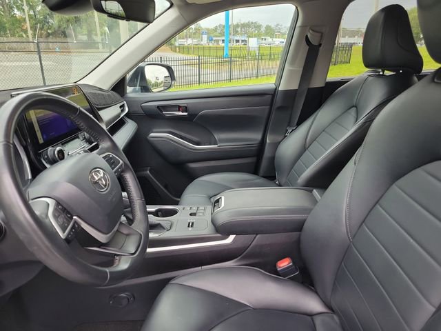 Used 2024 Toyota Highlander XLE FWD image 13